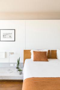 蒙得维的亚Opta Coliving Punta Carretas的一间卧室配有一张带白色床单的大床