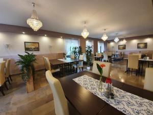 卡尔帕奇萨迪巴SPA酒店的用餐室配有桌椅和灯光