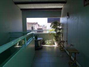 卡鲁阿鲁Apartamento 1 Boa Vista 1 Caruaru的客房设有带窗户的阳台。