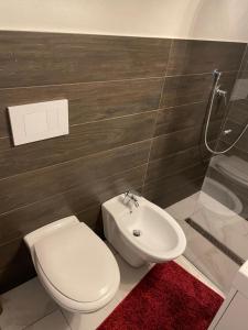 巴勒瑟Mory&Clary Cave Palese Airport的浴室配有白色卫生间和盥洗盆。