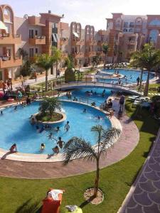 苏塞Appartement S 1 résidence les Dunes sousse avec piscine的一群人在大型游泳池里