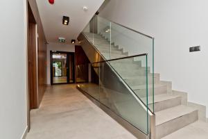 亚斯塔尔尼亚BlueApart Apartland Residence的房屋内的玻璃楼梯