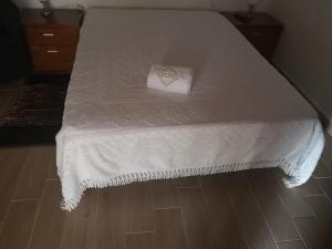 圣佩德罗温泉Casa Girão - Alojamento Local的白色的床和白色的棉被