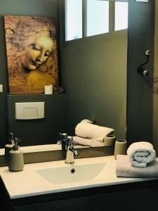 肖蒙索卢尔Escale face à la Loire的一间带水槽和大镜子的浴室