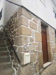 圣佩德罗温泉Casa Girão - Alojamento Local的石头建筑,有门和楼梯