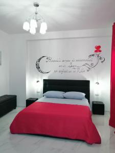 切萨雷奥港Summer in Sud的卧室配有红色的床,墙上有标志