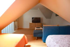 库雷萨雷Maria Apartment Tolli põik的阁楼间设有1张床和1台电视。