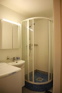库雷萨雷Maria Apartment Tolli põik的带淋浴和盥洗盆的浴室