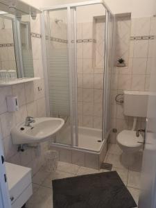 赫瓦尔Guest House Stefica的带淋浴、盥洗盆和卫生间的浴室