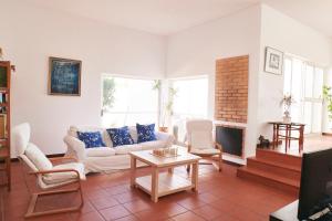 夫塞塔Villa Lua Mar的带沙发和壁炉的客厅