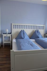 斯塔费顿Apartment Seber的一间卧室配有一张带蓝色枕头的床。