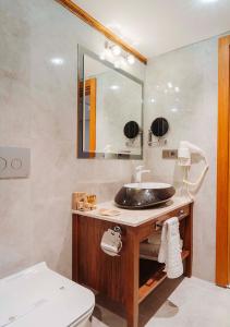 特拉布宗TS公园酒店的一间带水槽和镜子的浴室