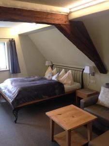 罗滕堡克劳斯叶思图布尔酒店的一间卧室配有一张床、一张沙发和一张桌子