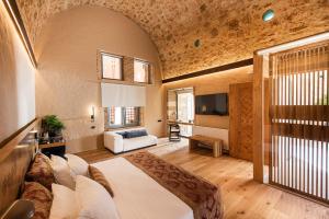 干尼亚多慕斯瑞尼尔精品 - 全球历史酒店的一间带大床的卧室和一间客厅