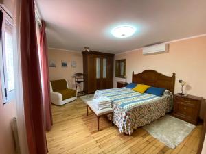 El PontónAlvares de Corvera的一间卧室配有一张床和一把椅子