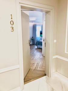 米兹多洛杰Luxury Apartments in Residence Maritime的通往带镜子的客厅的门