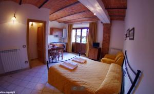 卡斯德尔诺沃贝拉登卡欧亚希德格利罗酒店的一间卧室设有一张床和一间客厅。