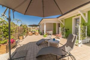 佩斯卡拉SMARTFIT HOUSE - Room & Relax的一个带椅子和遮阳伞的庭院