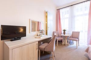 库多瓦-兹德鲁伊Villa Elizabeth的酒店客房设有电视和桌椅