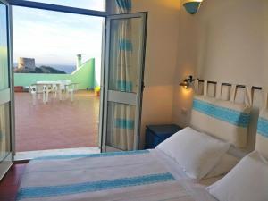 圣特雷莎加卢拉切科酒店的一间卧室设有两张床,享有庭院的景色