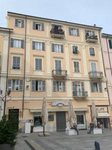 圣雷莫A Due Passi - Sanremo Apartments的前面有雨伞的大建筑