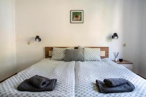特里格拉德Къща До Гората Триград的一间卧室配有一张床,上面有两条毛巾