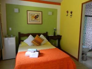 BarreiraBicho do Mato Suites的一间卧室配有一张床,上面有两条毛巾