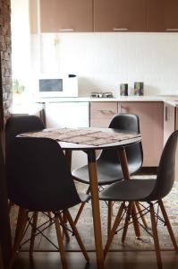 切尔尼戈夫Apartment near Megacenter的厨房里的一张桌子和四把椅子