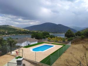 厄尔巴拉克El Mirador Apartamentos的游泳池景湖景图