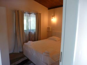 吉尔斯Casas das Guimbras的一间小卧室,配有床和窗户