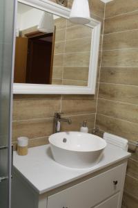 普雷圣迪迪埃LE REFUGE DU COEUR的浴室设有白色水槽和镜子