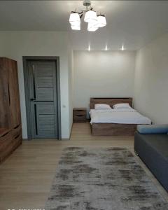 卢茨克Квартира в новобудові的一间卧室配有一张床,一扇门铺有地毯