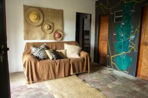 安达拉伊Hostel Portal do Pati的客房内的沙发上配有枕头