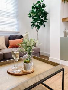 切斯特14-16 Grosvenor Street Luxury Apartments - Chester的茶几,带玻璃杯和盆子