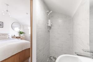 切斯特14-16 Grosvenor Street Luxury Apartments - Chester的带淋浴、床和盥洗盆的浴室