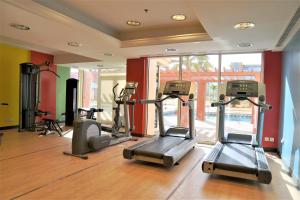 阿卜杜勒国王经济城Baylasun Icon的一间健身房,里面配有几台跑步机