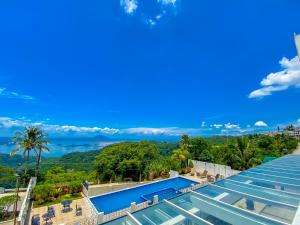 大雅台Tagaytay Hotel SixB的山景游泳池