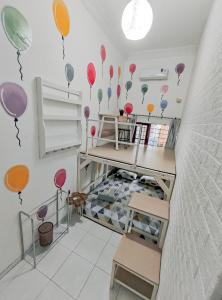 万隆OsteL By OstiC的墙上有气球的儿童房
