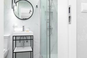华沙Metro Marymont Apartment by Renters的带淋浴、盥洗盆和镜子的浴室