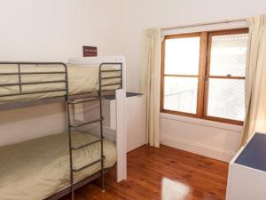 诺曼维尔3 Banksia Court的客房设有两张双层床和一扇窗户。