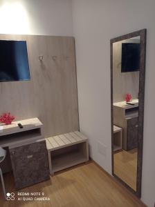 坎波马里诺Ke Rooms的镜子反射的房间,配有一张桌子和一面镜子