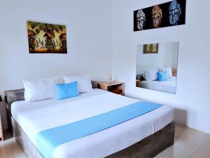 吉利特拉旺安Dream Hotel的一间卧室,配有两张床