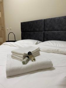 德鲁斯基宁凯V15 Apartment的床上有一大堆毛巾和一瓶