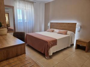 维耶斯泰Hotel Punta San Francesco的一间卧室设有一张大床和一个大窗户