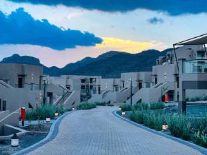 Jabal Al AkhdardusitD2 Naseem Resort, Jabal Akhdar, Oman的一条鹅卵石街道,在有山的建筑前