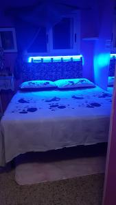 圣费利切-奇尔切奥Appartamento Panoramico的卧室配有一张白色大床和蓝色的灯光
