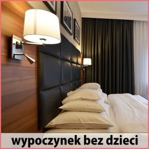 斯克拉斯卡波伦巴Villa Grace - wypoczynek bez dzieci的一间卧室配有一张带黑色床头板和枕头的床。