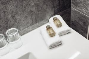 伦策海德斯贝克查酒店的浴室提供2瓶毛巾和水槽