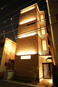 大阪Koti Sopo Universal Bay 3 by Liaison的建筑的一侧有灯