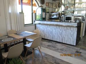 奥斯图尼热带酒店的一间带桌椅和柜台的餐厅